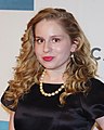 Allie Grant interpreta Evelyn "Evey" Silver